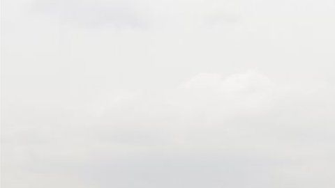 Santiago de Chile muestra un cielo gris poco habitual para esta época del año.