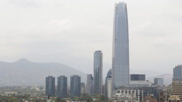 Santiago de Chile muestra un cielo gris poco habitual para esta época del año.