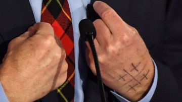 El símbolo apareció en la mano de Tom Steyer por primera vez a finales de 2017.