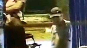 Juan Zuleta Gómez, interviniendo para separar a Julio Rojas Mogollón y a Brigitte Flores.