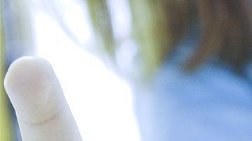 El hombre le pedía a las mujeres que se pegaran cables con electricidad a sus cuerpos.