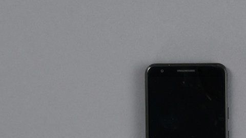 Google diseñó un sobre de papel del tamaño del aparato móvil que sirve para "esconder" tu teléfono y, así, ayudarte a desconectarte del mundo digital.