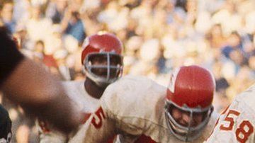 El primer campeonato fue entre los Kansas City Chiefs y los Green Bay Packers, el 15 de enero de 1967.