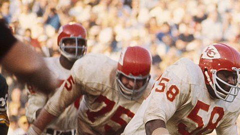 El primer campeonato fue entre los Kansas City Chiefs y los Green Bay Packers, el 15 de enero de 1967.