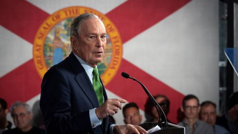 Bloomberg criticó discurso racista de Trump.