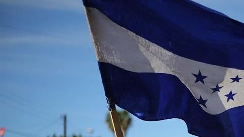 Miembros de una de las caravanas migrantes con la bandera de Honduras.