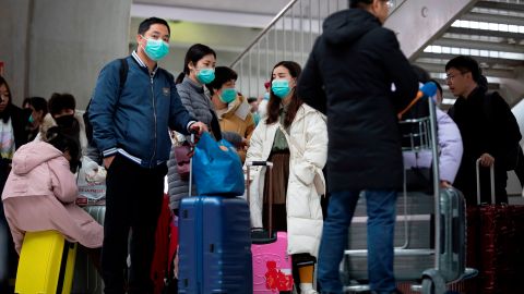 Pasajeros llevan más máscaras en aeropuerto de París.