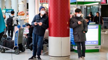 New York (United States), 29/01/2020.- People wearing medical masks wait for arriving passengers at John F. Kennedy international airport in New York, New York, USA, 29 January 2020. The outbreak of the coronoaviruis is centered in China's Wuhan region where the death toll is at least 130 people and there are over six thousand people confirmed infected. Some countries and international airlines are suspending or limiting flights routes to China, including American Airlines, British Airways, and Lufthansa. (Estados Unidos, Nueva York) EFE/EPA/JUSTIN LANE