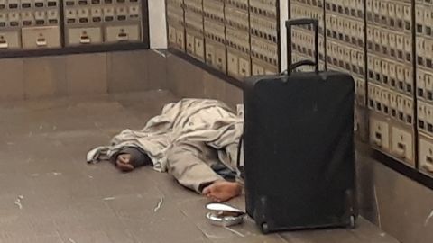Indigente en la oficina de correos en Grand Central, NYC