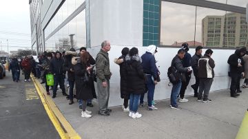 Las filas continúan en las oficinas de DMV en College Points, Queens