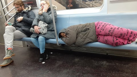 Cerca de 70,000 desamparados cuantifica el informe del contralor en NYC.