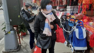 De manera creciente en el barrio chino de Nueva York es fácil percibir el uso de mascarillas.