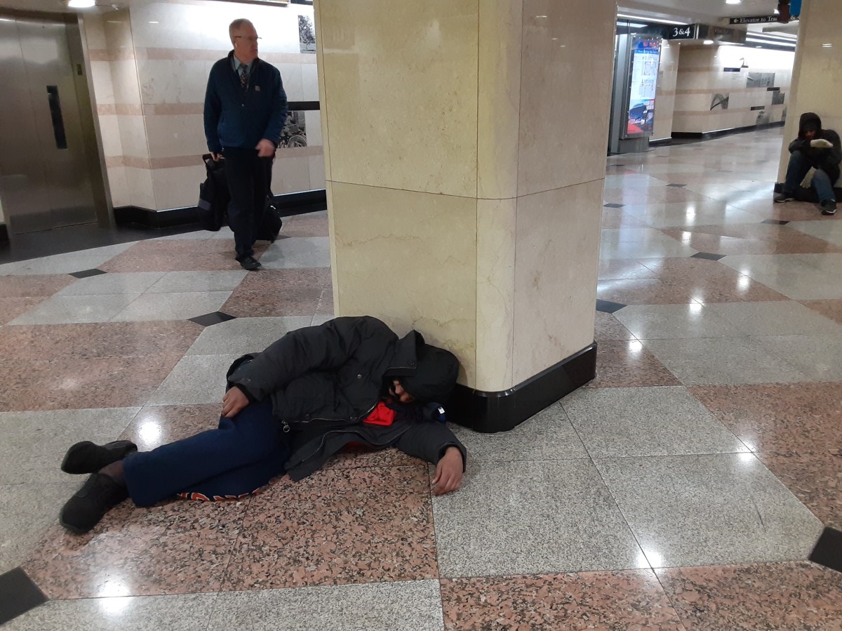 Hombre con 131 arrestos acusado de quemar a indigente en Penn Station de Nueva York