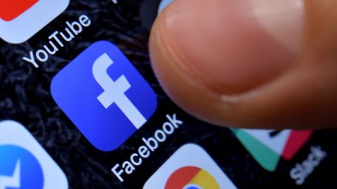 En cuatro pasos, Facebook dejará de mostrarte anuncios relacionados.