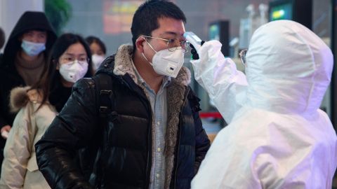 Nanjing (China), 27/01/2020.- Medical staff check the temperature of passengers at Nanjing South Railway station in Nanjing, Jiangsu Province, China, 27 January 2020. China warned that the coronavirus outbreak is accelerating further, deepening fears about an epidemic that has affected more than 2,700 people worldwide and killed 80 people in the country. EFE/EPA/SU YANG CHINA OUT