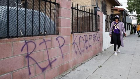 Grifiti en una casa de Los Ángeles, en memoria del antiguo jugador de Los Lakers, Kobe Bryant, en Los Ángeles.