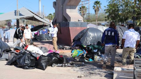 Hace un año que entró en vigor la medida que obliga a los migrantes a esperar en México.