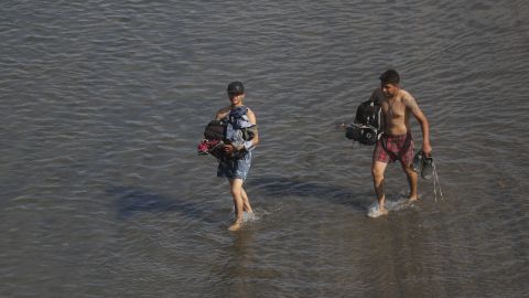 Hombres, mujeres y niños avanzaron por el agua.