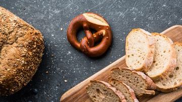 Cuando consumas pan opta por aquellas versiones integrales y elaboradas con granos enteros.