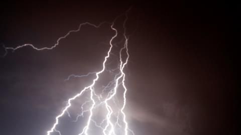 Impresionantes rayos durante erupción del volcán Taal.