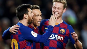Messi, Arthur y De Jong celebran un gol.