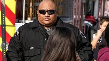 Estudiantes afuera de una primaria, tras después de haber sido rociados con la gasolina que arrojó un avión Delta al sur de Los Ángeles, California.