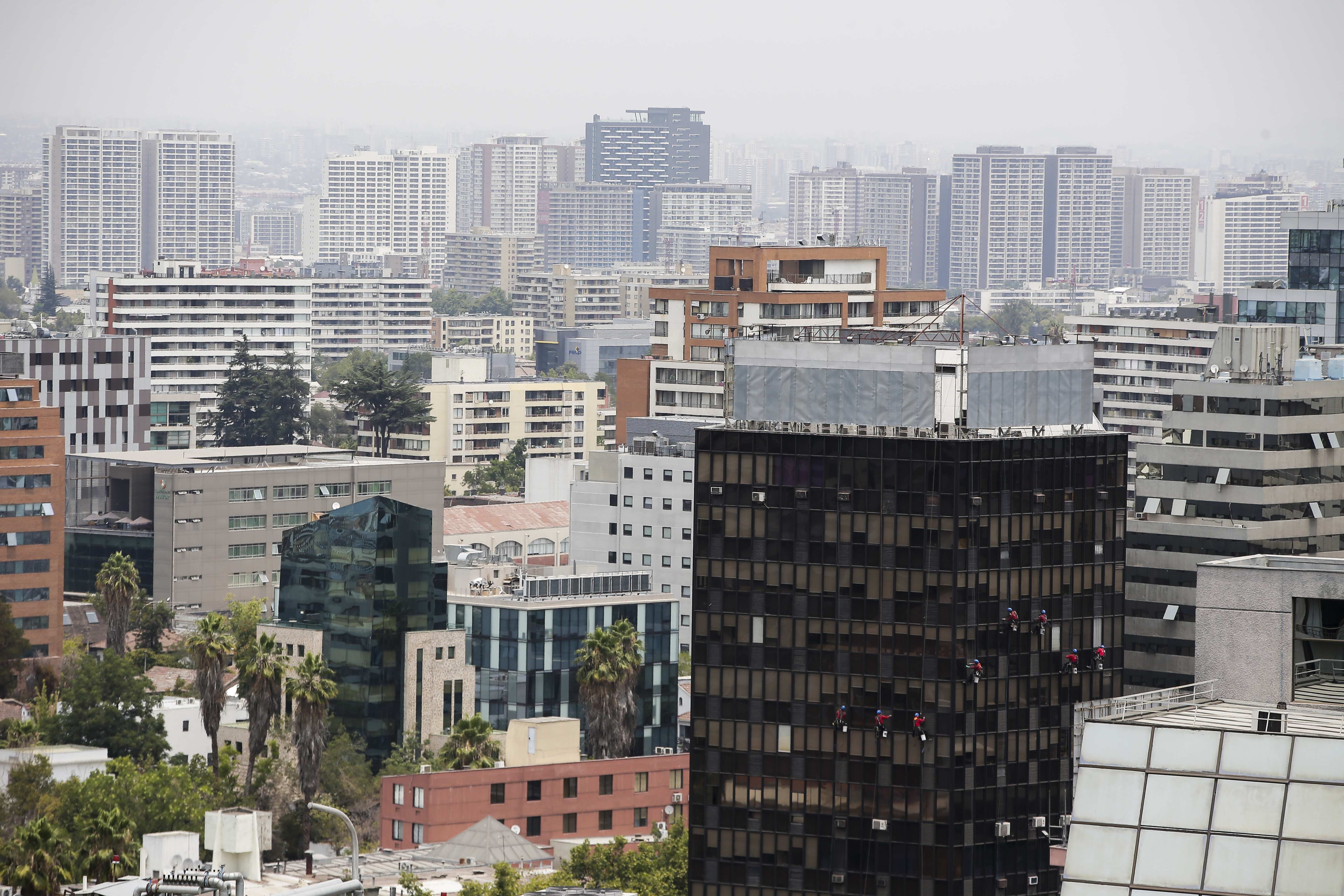 Vista panorámica de este lunes de la ciudad de Santiago