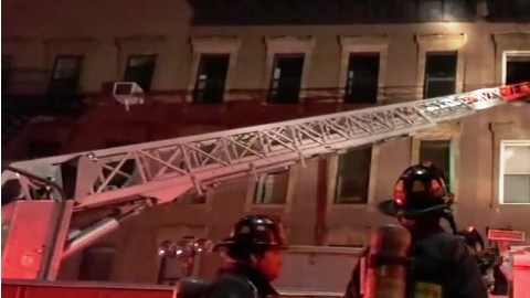 Bomberos en 155 5th Ave, Brooklyn