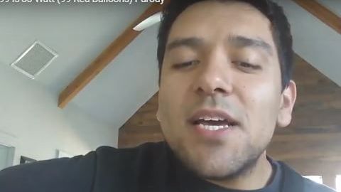 Con una guitarra AJ Domínguez se grabó en You Tube .