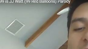 Con una guitarra AJ Domínguez se grabó en You Tube .