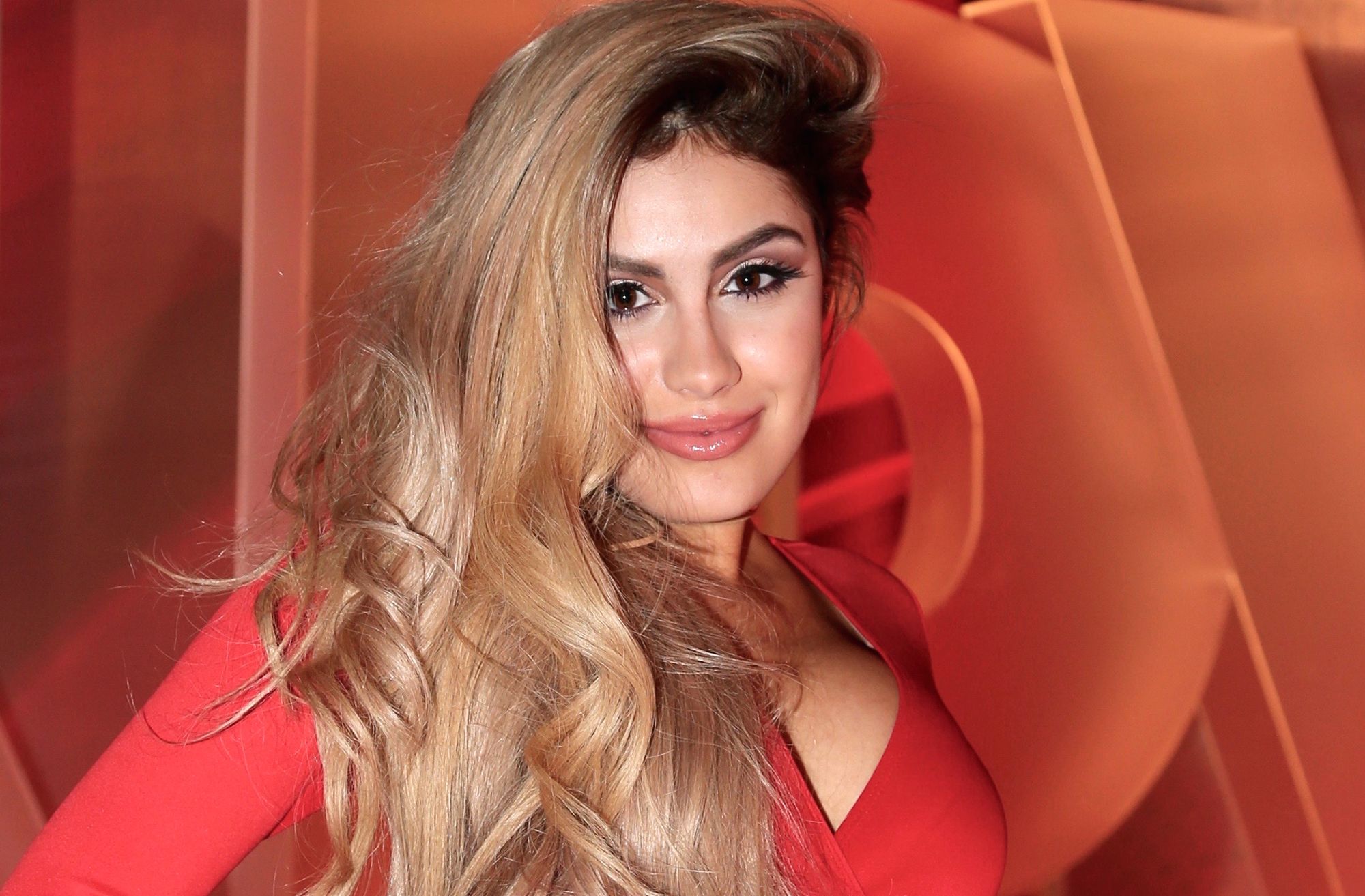 Alexa Dellanos luce sus voluptuosos encantos en bikini de hilo El