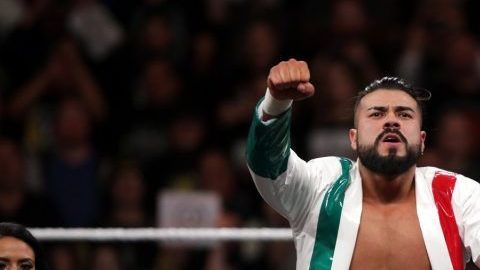 Andrade luce su campeonato de NXT antes de llegar al roster principal.