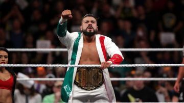 Andrade luce su campeonato de NXT antes de llegar al roster principal.