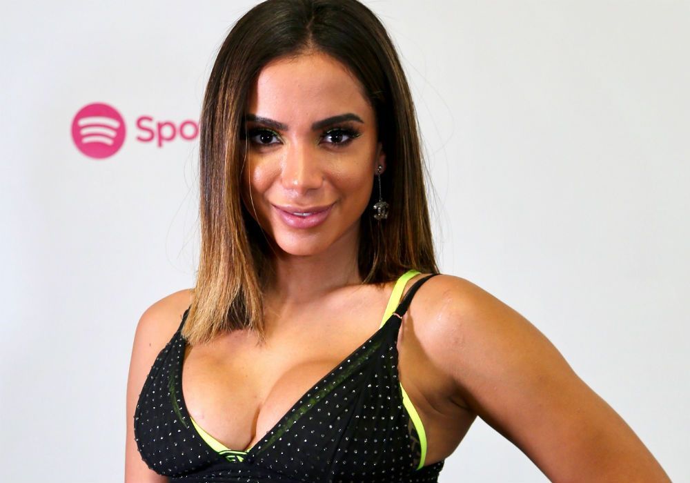 Anitta presume su retaguardia usando una tanga basada en el