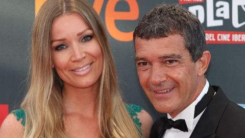 El actor Antonio Banderas luce sonriente al lado de su actual novia.