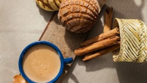 El café de olla es conocido como el acompañante perfecto de diversos postres y pan dulce mexicanos.