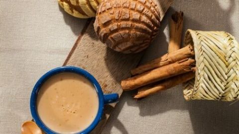 El café de olla es conocido como el acompañante perfecto de diversos postres y pan dulce mexicanos.