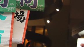 El empresario compró un atún rojo que pesaba 608 libras.