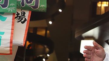 El empresario compró un atún rojo que pesaba 608 libras.