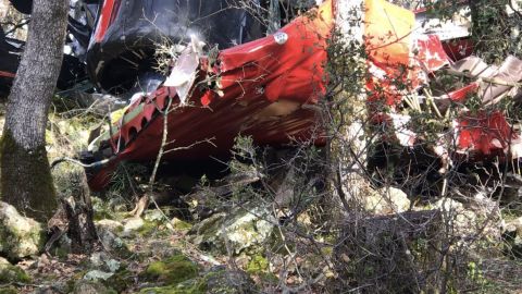 En el avión viajaban tres pasajeros, dos de ellos se reportaron sin vida tras el accidente.