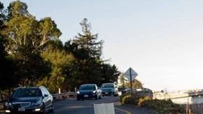 Norm Ciha, desamparado, en una carretera de Oakland, California. Son las 5 am y hace 44 grados Farhenheit (6 grados centígrados).