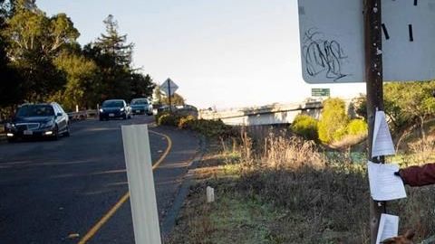 Norm Ciha, desamparado, en una carretera de Oakland, California. Son las 5 am y hace 44 grados Farhenheit (6 grados centígrados).