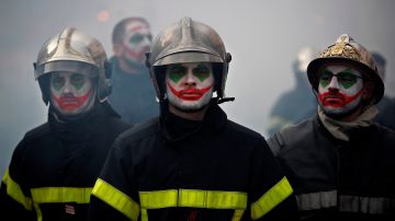 Bomberos maquillados como "El Guasón" en las protestas.