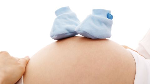 La pareja le prometió a la madre que la ayudarían con sus gastos.