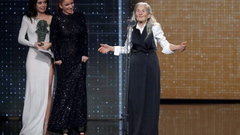 La actriz Benedicta Sánchez (d) recibe el Goya a la actriz revelación, por su trabajo en "O que Arde", en la entrega de los Premios Goya 2020 que se celebra hoy sábado en el Palacio de los Deportes José María Martín Carpena, en Málaga,