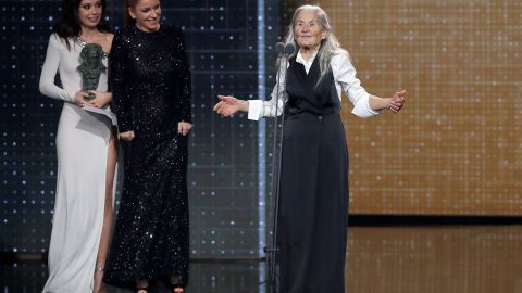 La actriz Benedicta Sánchez (d) recibe el Goya a la actriz revelación, por su trabajo en "O que Arde", en la entrega de los Premios Goya 2020 que se celebra hoy sábado en el Palacio de los Deportes José María Martín Carpena, en Málaga,