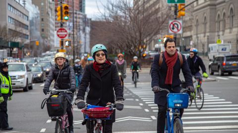 La comisionada del DOT, Polly Trottenberg, usa el carril de bicicleta protegido en el Puerto de Brooklyn.