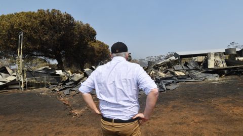 El primer ministro de Australia, Scott Morrison, examina las propiedades dañadas por el fuego en Stokes Bay en la isla Canguro.