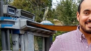 Andrés Ovalles, posa para Efe este 16 de enero frente a la atracción Star Wars-Rise of the Resistance en Disneyland en Los Ángeles, California.