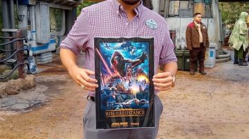 Andrés Ovalles, posa para Efe este 16 de enero frente a la atracción Star Wars-Rise of the Resistance en Disneyland en Los Ángeles, California.